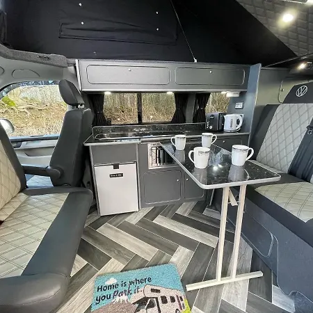 The Cosy Camper مكان تخييم بنريث